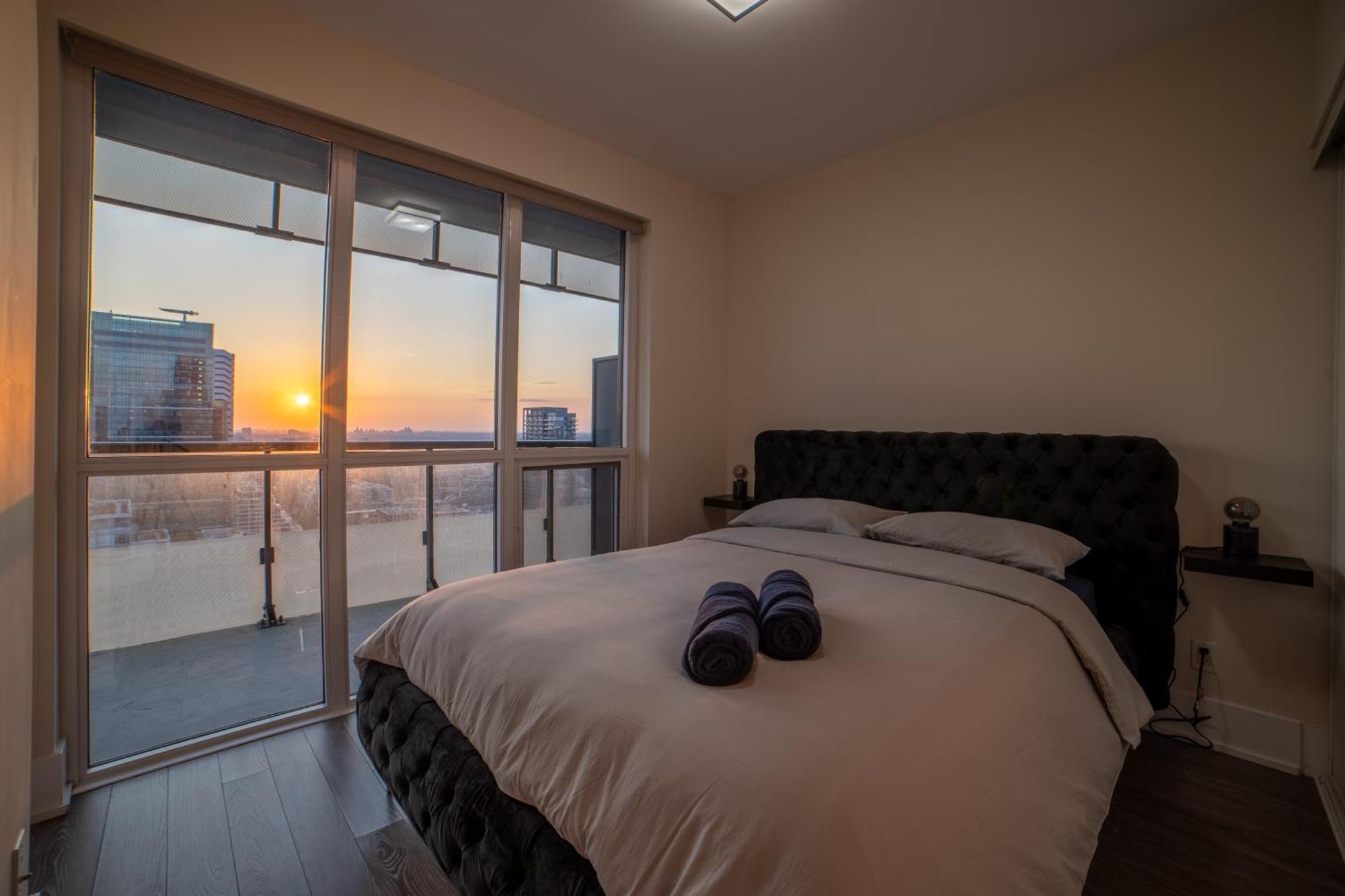 Luxury Condo W/Mesmerizing Sunset Views & Free Parking Toronto Eksteriør bilde